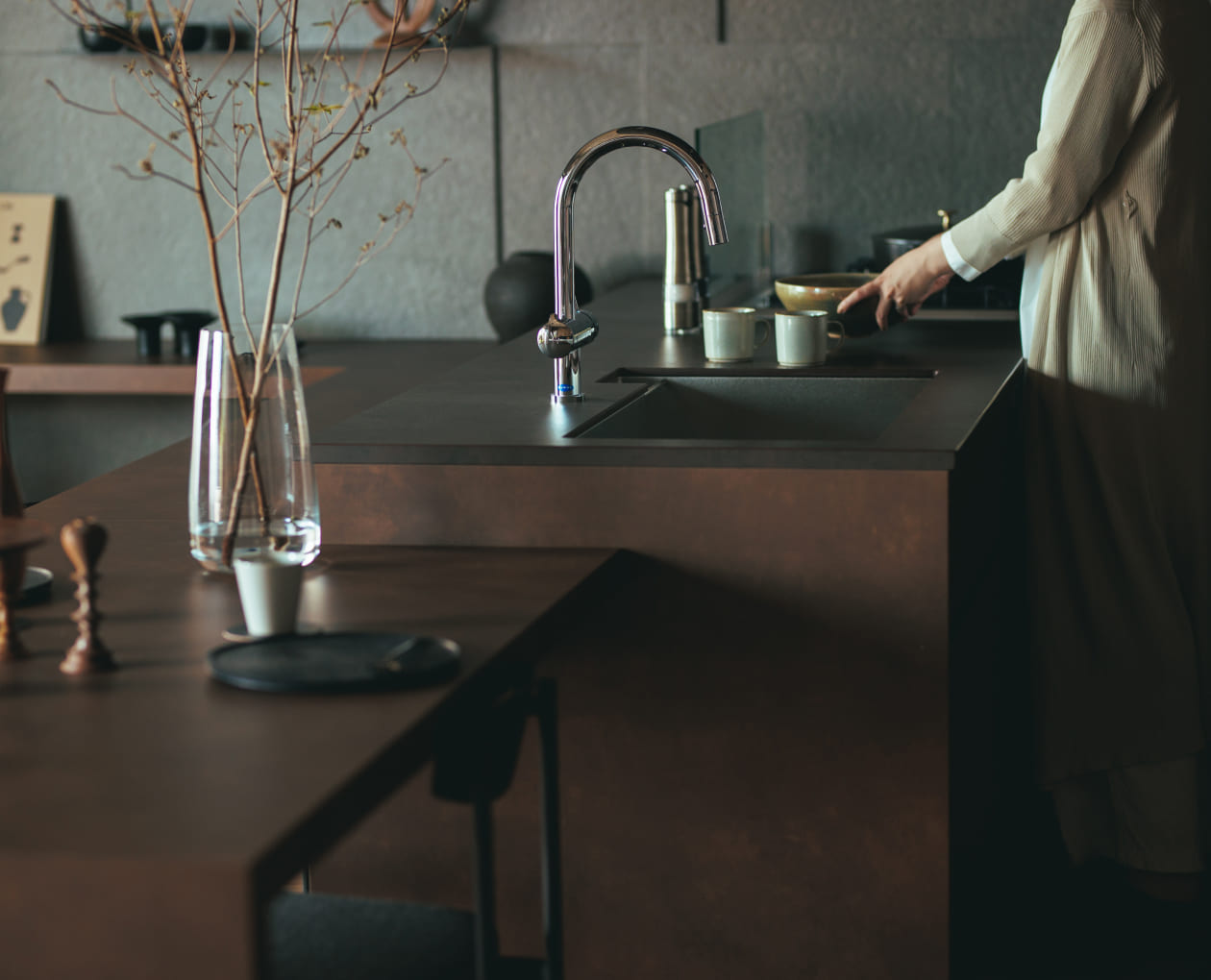 写真：キッチンで器を持つ女性